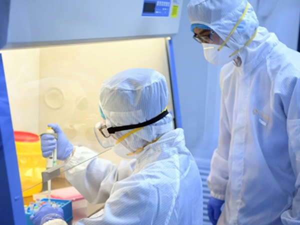 Trung Quốc cấp phép sản xuất lô thuốc tiềm năng đầu tiên với virus corona