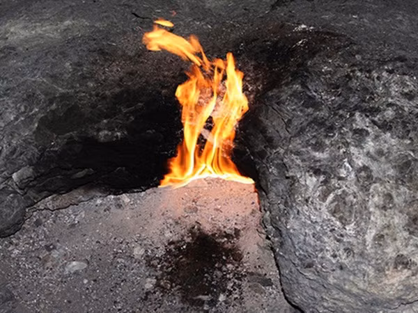 Hố sâu bí ẩn tự phun lửa tại Mỹ