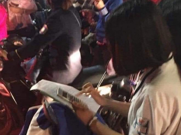 Nữ sinh "đi bão" ăn mừng chiến thắng của U22 Việt Nam nhưng vẫn không quên "nhiệm vụ" học hành