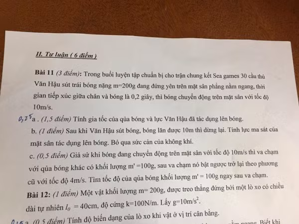 Sau Sea Games 30, Văn Hậu thậm chí còn "sút tung" đề thi học kỳ của các teen