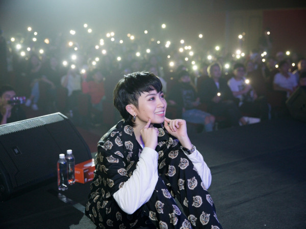 Gil Lê bật khóc tại fan meeting, thể hiện vũ đạo mới trên sân khấu 