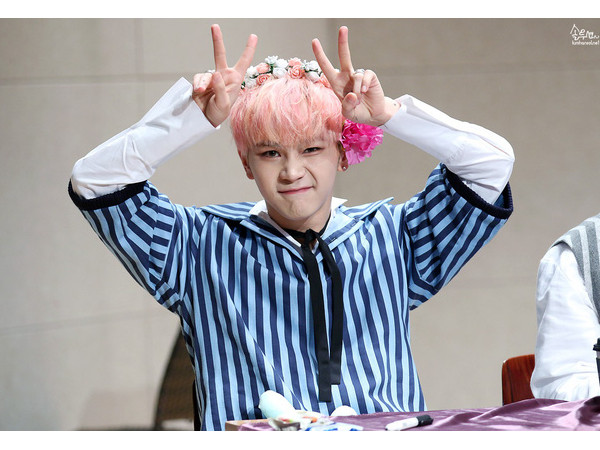 Một nam idol khiến khán giả hoảng hốt khi cắt cổ tay, đòi tự vẫn khi livestream