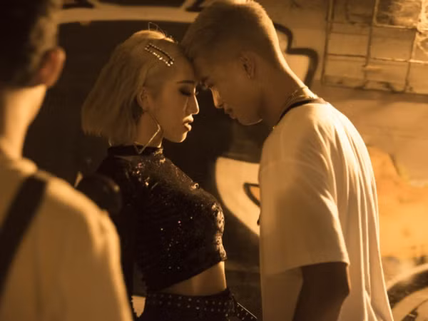 Cặp đôi Big Daddy - Emily khiến fan thích thú với những cảnh "kẹo ngọt" trong MV mới