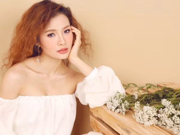 Phương Trinh Jolie hóa quý cô thanh lịch, kể chuyện chia tay trong quá khứ với ca khúc "Lỡ" 