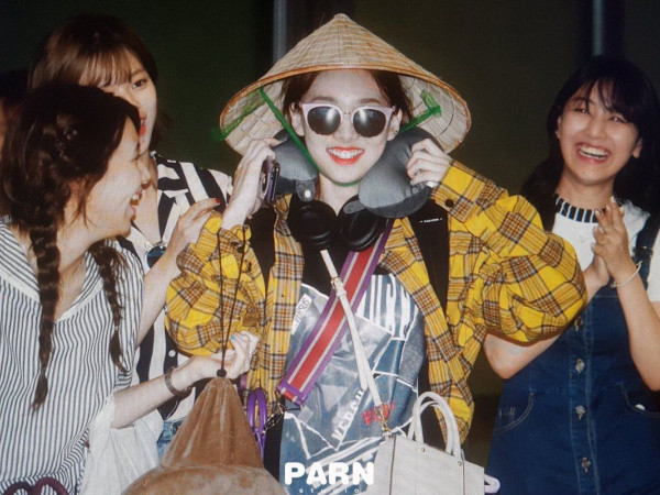 Nayeon (TWICE) rời Việt Nam với trang phục luộm thuộm chưa từng thấy, và đây là lý do đằng sau