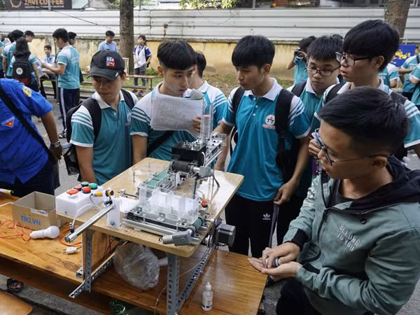 Trường đại học đầu tiên đào tạo miễn phí về robot và trí tuệ nhân tạo