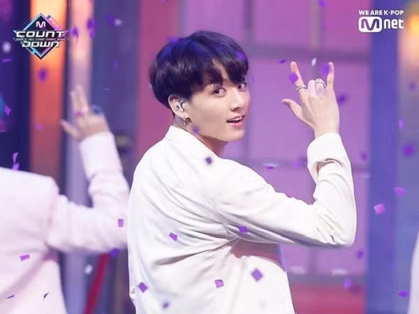 Có lẽ nào bàn tay của Jungkook (BTS) đang bị nhà đài cấm sóng vì hình xăm?