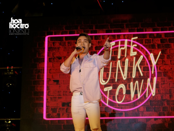 Trúc Nhân “đại náo” trường Báo tại nhạc hội chào tân sinh viên “Welcome to AJC 2017”