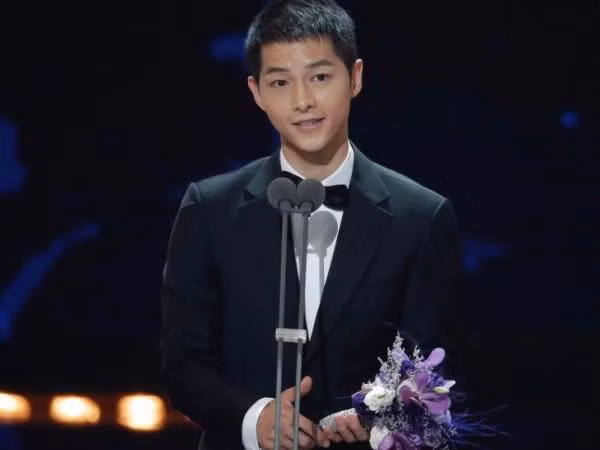 Mùa Hè này, Song Joong Ki sẽ "công phá" màn ảnh rộng với Đảo Địa Ngục