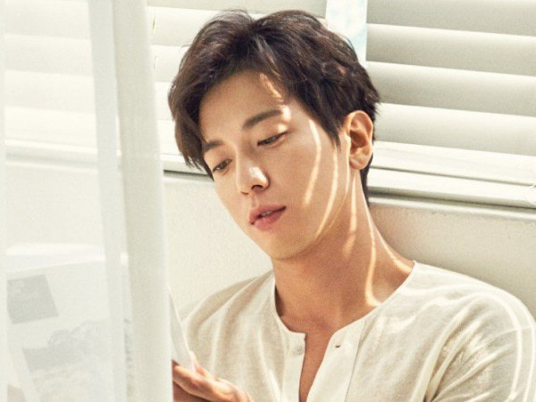 Jung Yonghwa (CN Blue) viết thư tay, nhận lỗi trong vụ điều tra gian lận tuyển sinh tại đại học Kyunghee