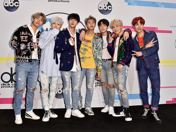 Chóng cả mặt khi bóc giá những món đồ hiệu sang xịn nhất trong tủ đồ của BTS