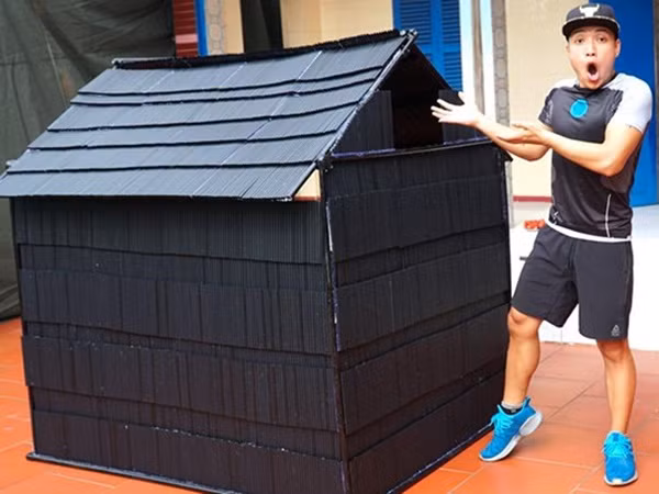 Làm nhà bằng 5.000 ống hút, vlogger bị chê "tận cùng của thiếu ý thức"