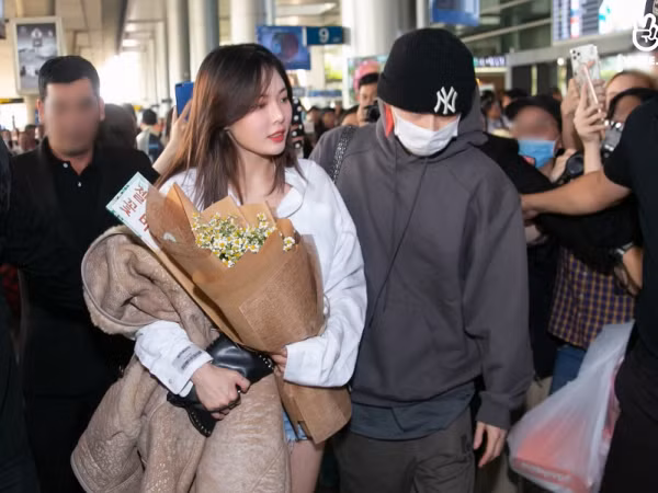 HyunA được E Dawn hộ tống đến Việt Nam dự "V Heartbeat Year End Party"