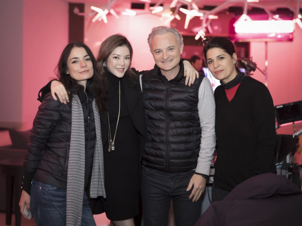 Với vai trò nhà sản xuất, Lý Nhã Kỳ xuất hiện cùng ê-kíp người nước ngoài trên phim trường Angel’s Face