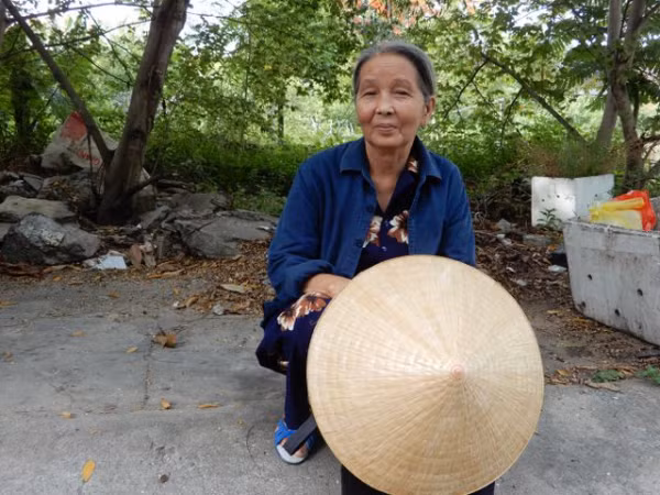 Bố mẹ bị mù, bà ngoại 71 tuổi bắt xe ôm đưa cháu đi thi