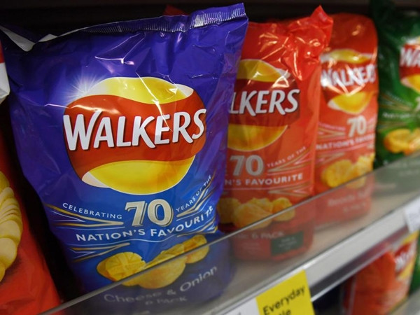 Tại sao những túi bim bim rỗng lại liên tục được gửi qua bưu điện ở Anh?