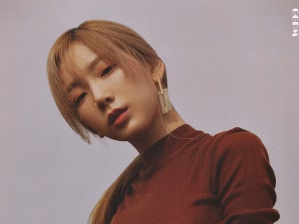 Fan xúc động nghẹn ngào trước tâm thư viết tay của Taeyeon trong concert riêng