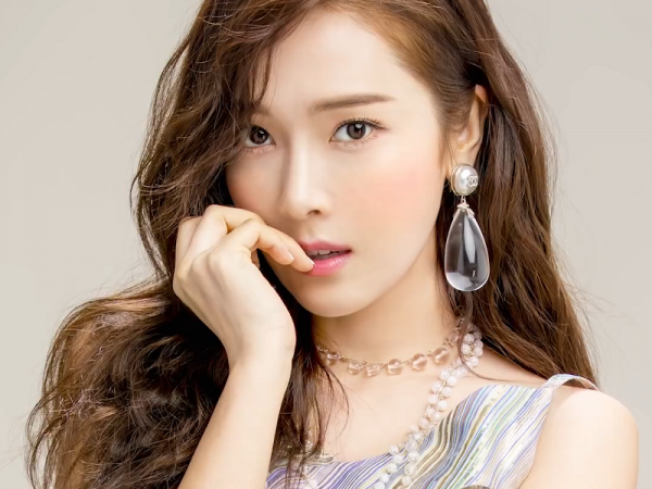 Bất ngờ chưa, Jessica sắp trở thành nhà văn khi xuất bản cuốn tự truyện đầu tay