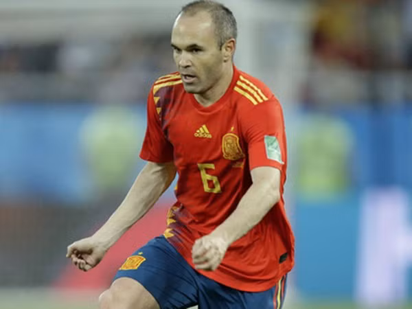 Bị loại khỏi World Cup, Iniesta nghẹn ngào từ giã đội tuyển Tây Ban Nha
