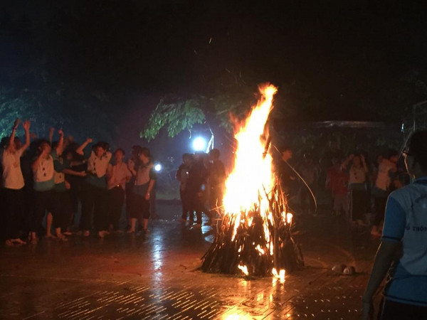 Bất chất cơn mưa, Teen Năng Khiếu vẫn "quẩy nhiệt" trong buổi Lễ ra trường của khối 12! 