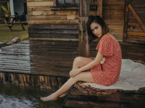 Ái Phương rục rịch trở lại, "đốn tim" fan với bộ ảnh lãng mạn cùng mưa