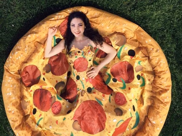Bạn sẽ trở thành "Nữ hoàng Prom" nếu dám diện chiếc váy pizza này!
