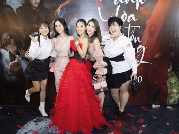 Dàn "Ngựa hoang" xúng xính váy áo đến chúc mừng Hoàng Yến Chibi ra mắt MV mới