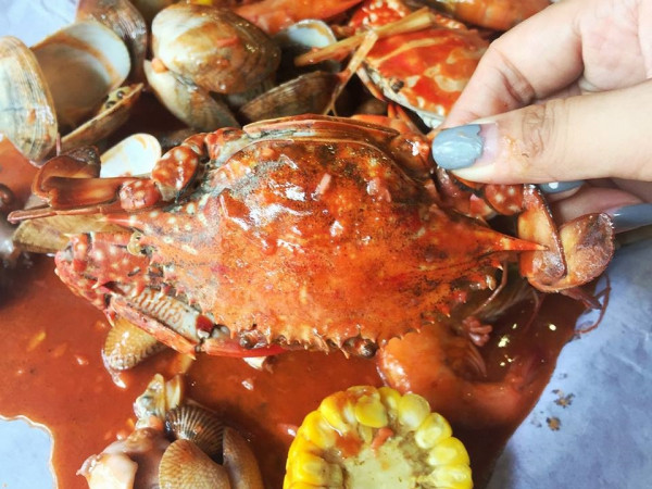 "Hải sản bốc tay" có gì đặc biệt mà giới trẻ đổ xô đi ăn thế?