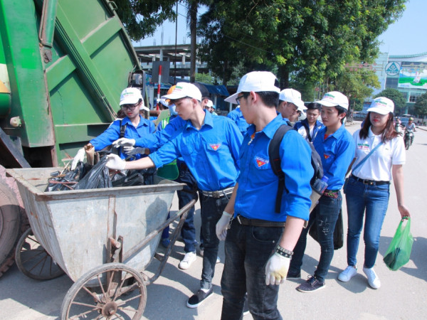Thái Nguyên: Các bạn sinh viên tham gia dọn dẹp môi trường hưởng ứng cuộc thi về biến đổi khí hậu
