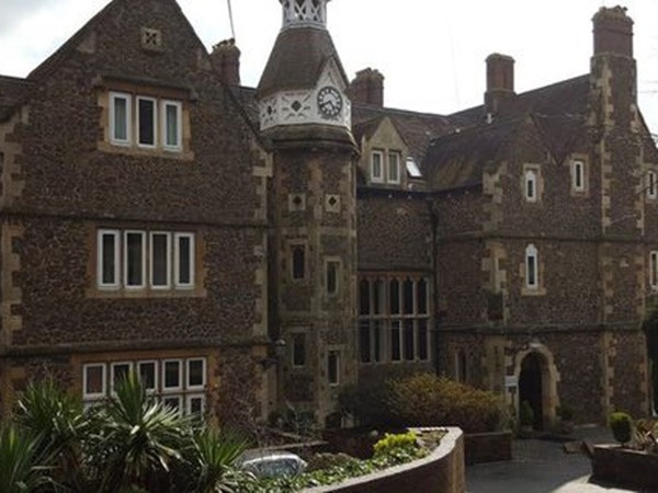 Báo Anh: Nhiều thiếu nữ Việt vào Anh trái phép bằng đường du học