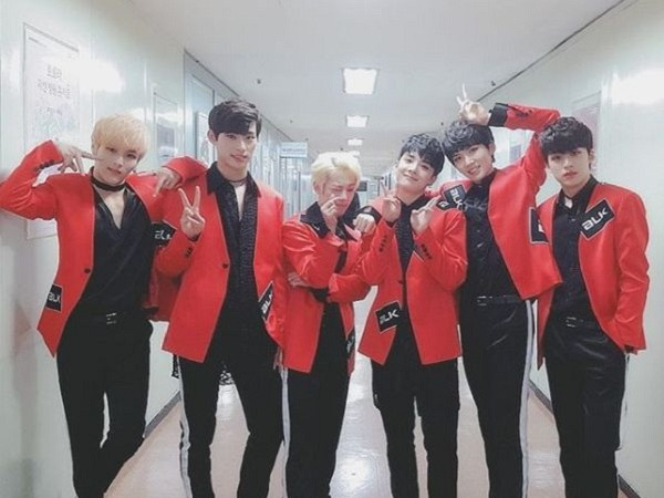 Một nhóm nhạc bỗng dưng nổi tiếng vì có fan chỉ mặc quần chíp đến tìm