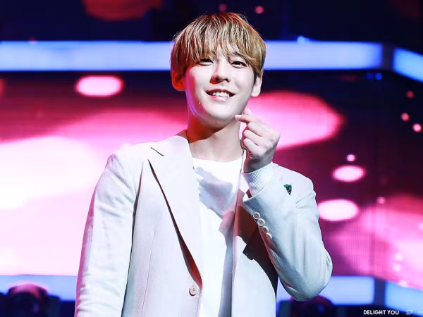 Bạn có tin đẹp trai, nổi tiếng như idol xứ Hàn cũng từng vật vã đau khổ vì thất tình?
