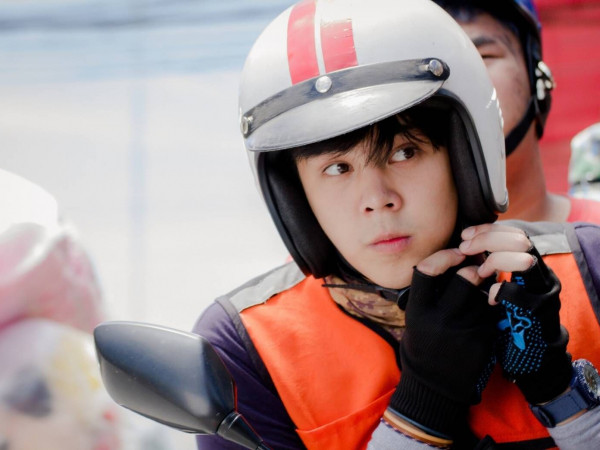 Có “Nam Thần Xe Ôm” đẹp trai thế này, cô gái nào cũng nguyện gọi xe suốt ngày