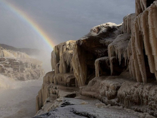 Thác nước màu vàng lớn nhất thế giới đông cứng dưới cái lạnh -17 độ C