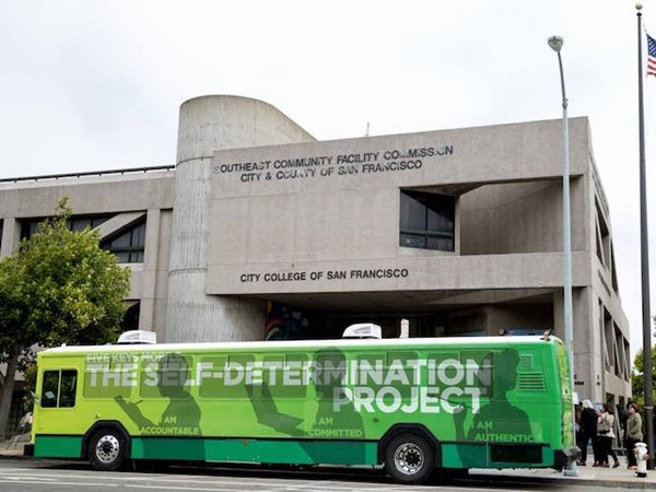 Xe bus biến thành lớp học di động cực đẹp, để nhiều học sinh nghèo được đi học!