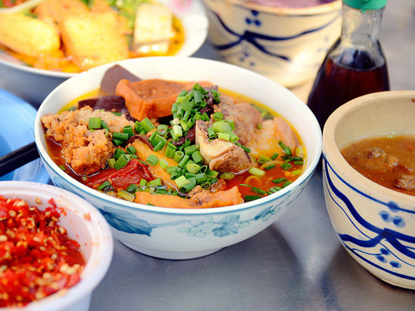 Bún riêu 30 năm bán giờ "hoàng đạo", người Sài Gòn chen cứng xì xụp