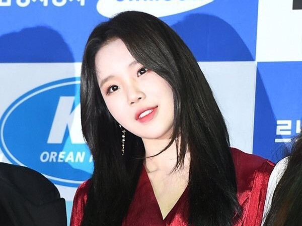 Nhuộm tóc đen vì một lý do cực khó tin, JooE (Momoland) bất ngờ lên đời nhan sắc