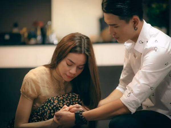 Hồ Ngọc Hà khóc nghẹn ngào như thật trong MV "Chạy theo lý trí"
