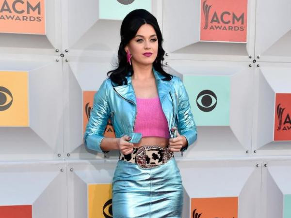 Những trang phục thảm đỏ... "thảm" nhất của sao năm 2016