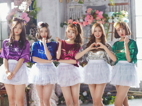 Chuyện lạ có thật: Fan một nhóm nữ đình đám giả làm fan nhóm nhạc tân binh để được xem "ISAC"