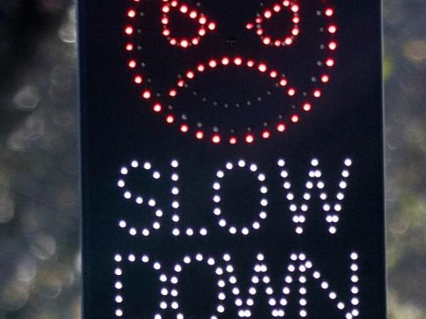 “Trò đùa viral” kỳ quặc mới trên mạng xã hội: Lao thật nhanh qua camera đo tốc độ!