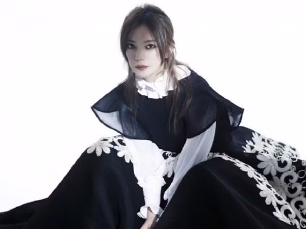 Bất ngờ chưa? Triệu Vy xuất hiện trên tạp chí Harper's Bazaar Việt Nam