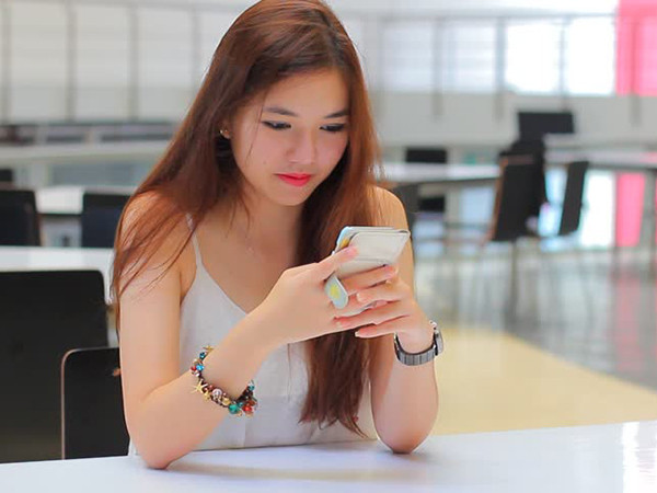 Trắc nghiệm: Nhìn dáng ngồi khi nghịch điện thoại biết ngay bạn là típ người nào