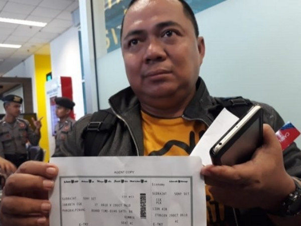 Người đàn ông bật khóc khi biết mình suýt trở thành nạn nhân của chuyến bay định mệnh