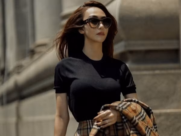 Sau 3 năm du học, Ngân Khánh tái xuất với bộ ảnh street-style "khoe" toàn đồ hiệu sang chảnh 