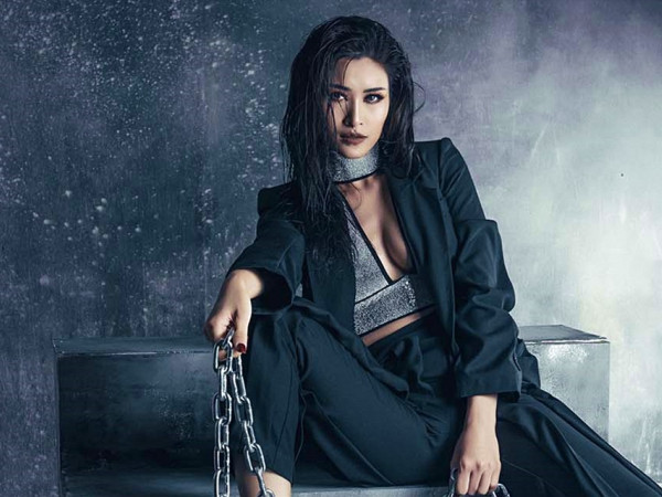 Không chỉ là chiếc đĩa CD, album nặng 6 kg của Đông Nhi còn gì để khiến fan vỡ òa? 