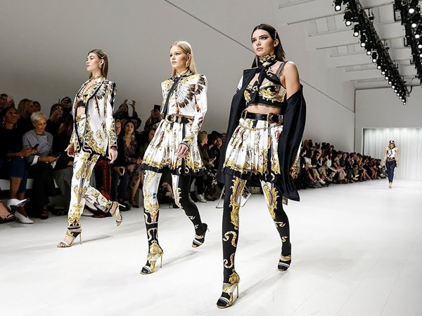 Những bí mật đằng sau ánh đèn lấp lánh của các show diễn thời trang