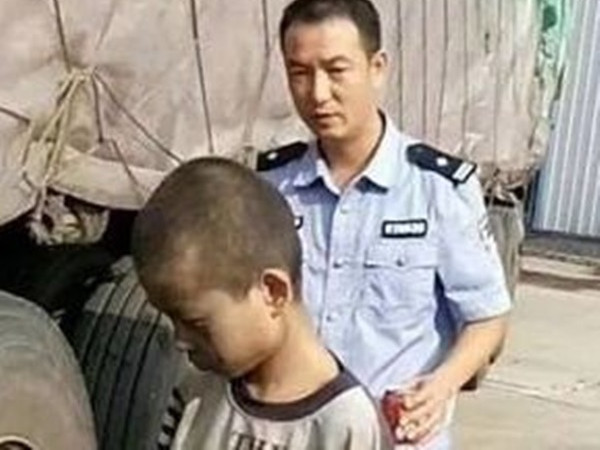 Lỡ làm mất một con vịt của bà, cậu bé sợ hãi bám gầm xe tải trốn khỏi nhà