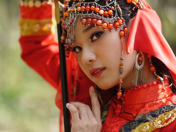 Hoàng Yến Chibi hé lộ tạo hình cổ trang lung linh trong MV "Cánh hoa tổn thương"