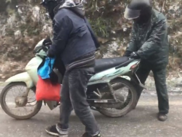 Cảnh báo dân phượt lên Sapa "săn" tuyết: Đường đóng băng trơn trượt, tắc dài, xe máy phải dắt bộ